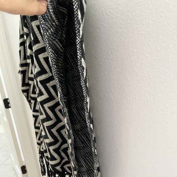 Chevron wrap fringed shawl / ruana - Picture 4 of 8